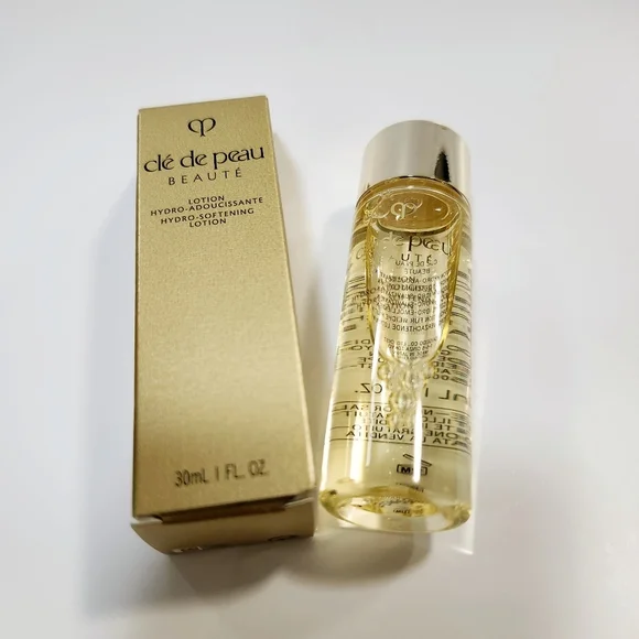 Cle de Peau Essentials Travel Set - Picture 3 of 4